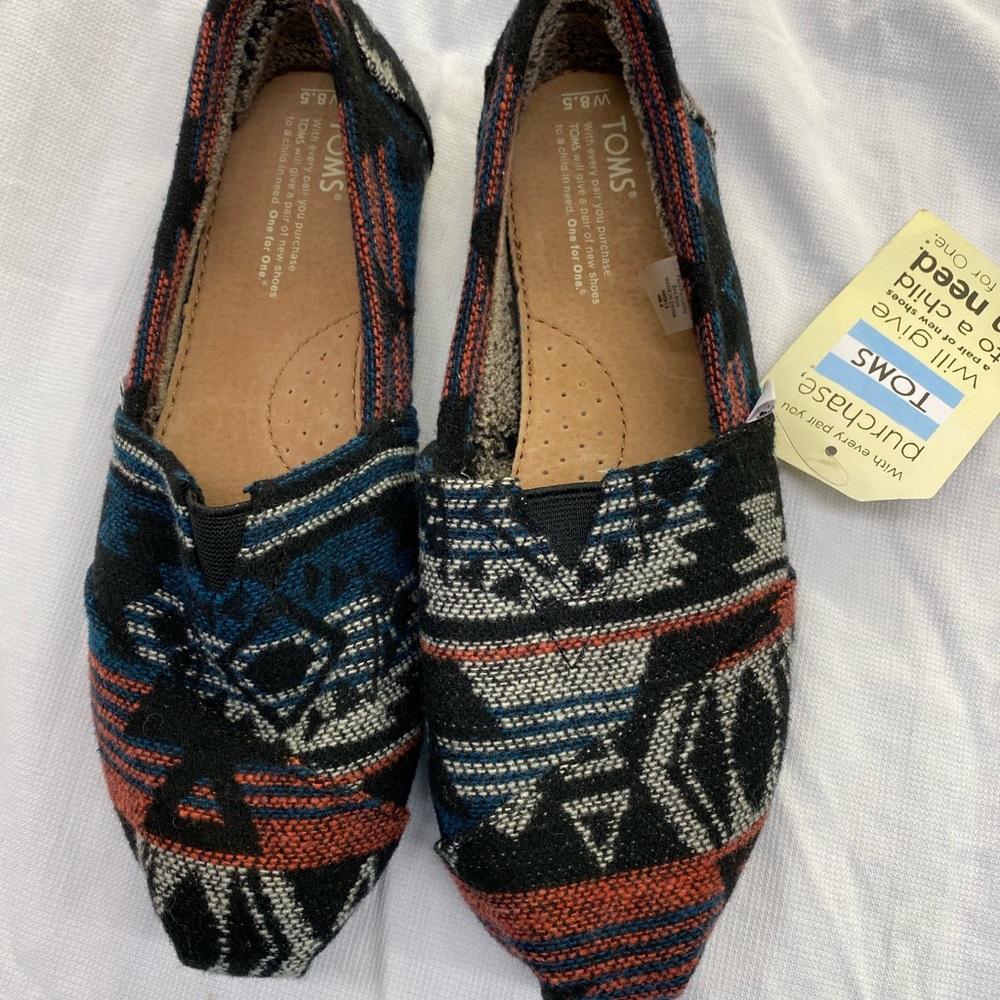 New Toms w/o tags Women’s Size 8.5. Fleece inside.